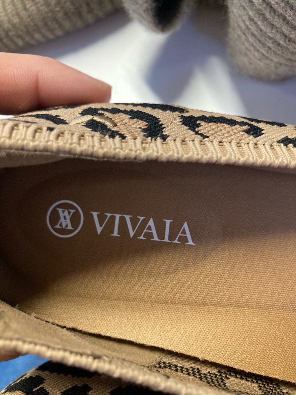 Like new US 8.5 Vivaia leopard pointed toe flats - Picture 9 of 9